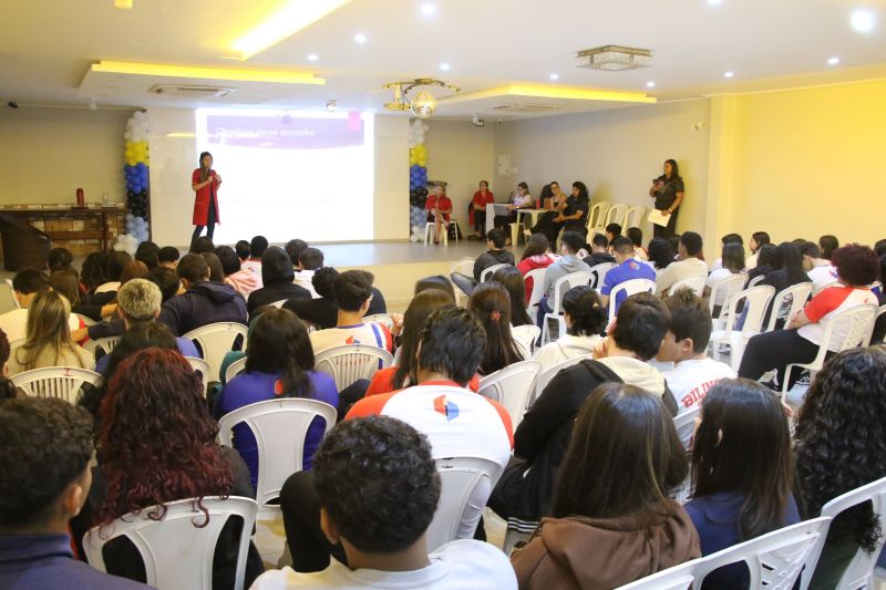 Palestra alusiva ao agosto lilás no auditório do colégio Intelectual