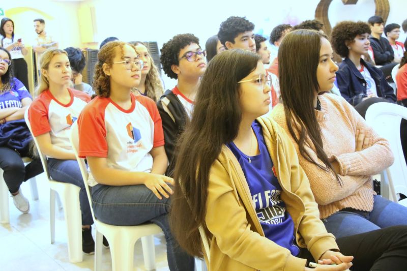 Palestra alusiva ao agosto lilás no auditório do colégio Intelectual
