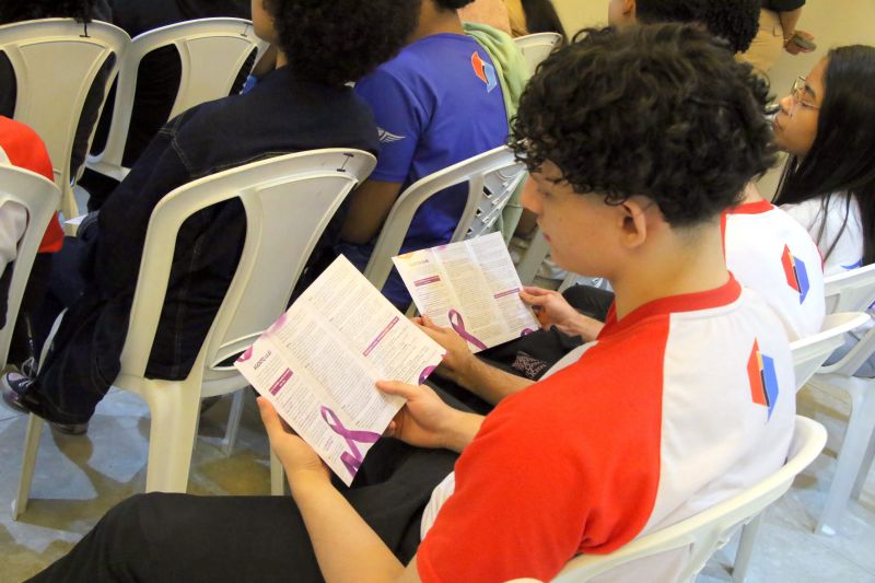 Palestra alusiva ao agosto lilás no auditório do colégio Intelectual