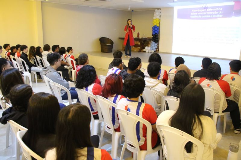 Palestra alusiva ao agosto lilás no auditório do colégio Intelectual