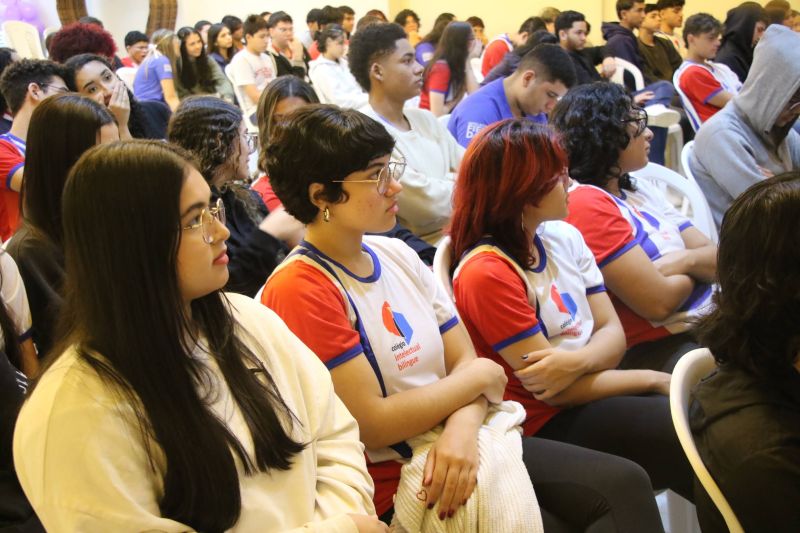 Palestra alusiva ao agosto lilás no auditório do colégio Intelectual