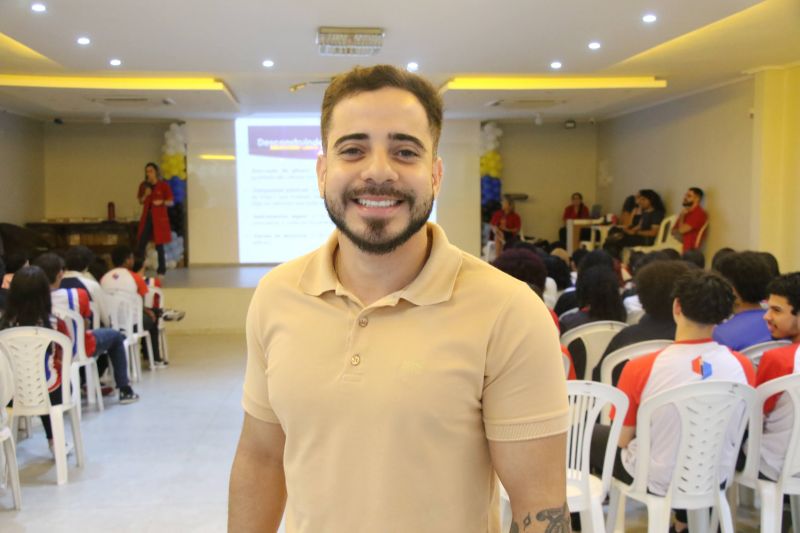 Palestra alusiva ao agosto lilás no auditório do colégio Intelectual