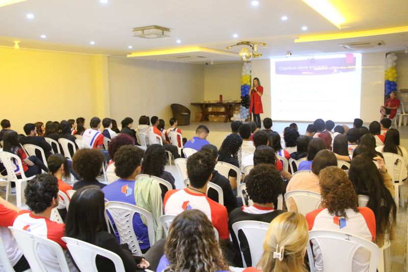Palestra alusiva ao agosto lilás no auditório do colégio Intelectual