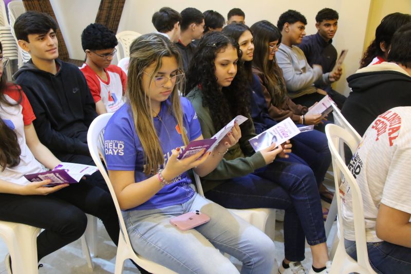 Palestra alusiva ao agosto lilás no auditório do colégio Intelectual
