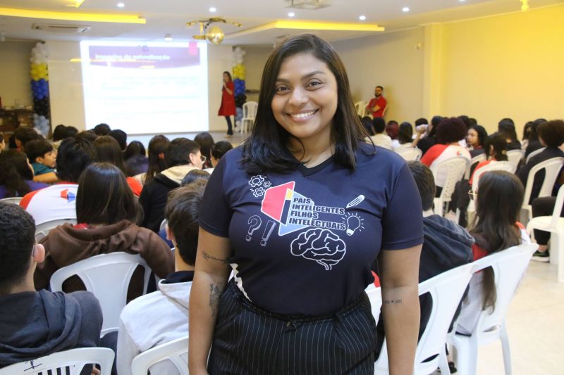 Palestra alusiva ao agosto lilás no auditório do colégio Intelectual
