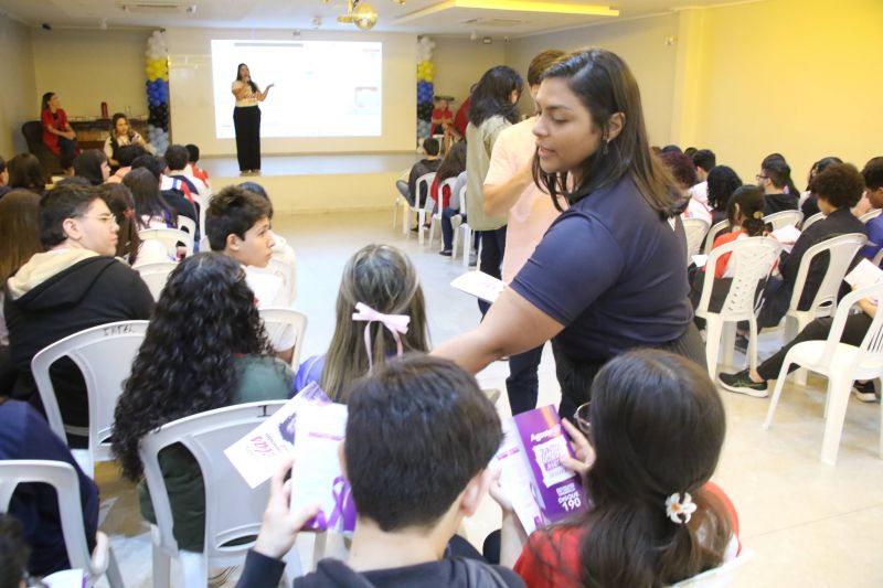 Palestra alusiva ao agosto lilás no auditório do colégio Intelectual