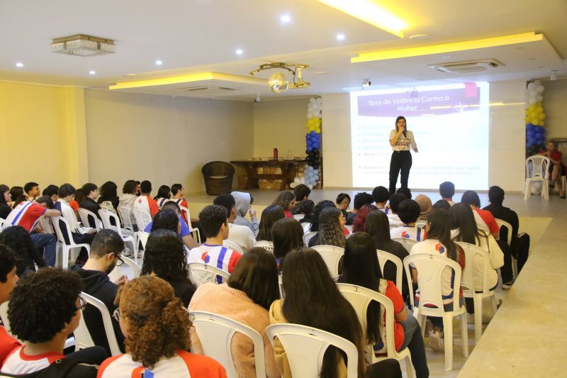 Palestra alusiva ao agosto lilás no auditório do colégio Intelectual
