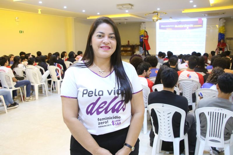 Palestra alusiva ao agosto lilás no auditório do colégio Intelectual