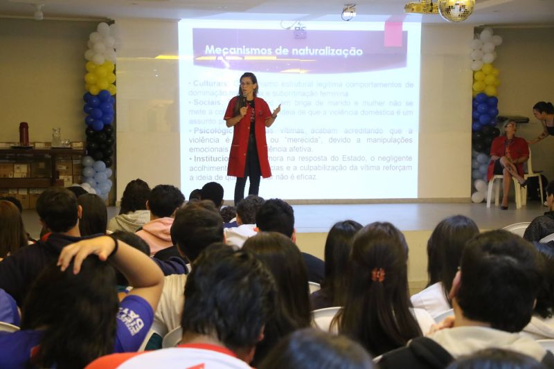 Palestra alusiva ao agosto lilás no auditório do colégio Intelectual