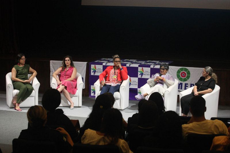 Cine Maria da Penha e Agosto Lilás no teatro Municipal