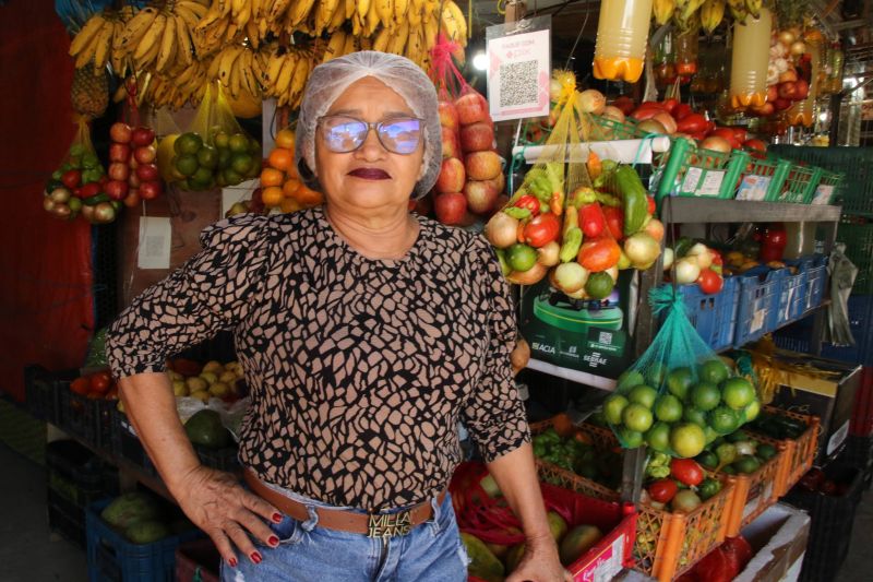 Entrega de equipamentos para os feirantes no mercado do Distrito Industrial