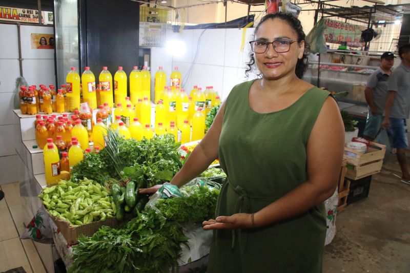 Entrega de equipamentos para os feirantes no mercado do Distrito Industrial