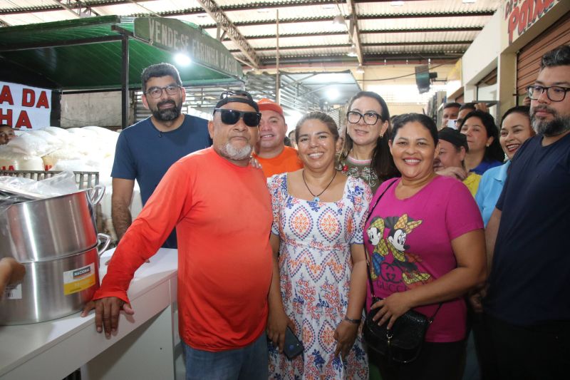 Entrega de equipamentos para os feirantes no mercado do Distrito Industrial