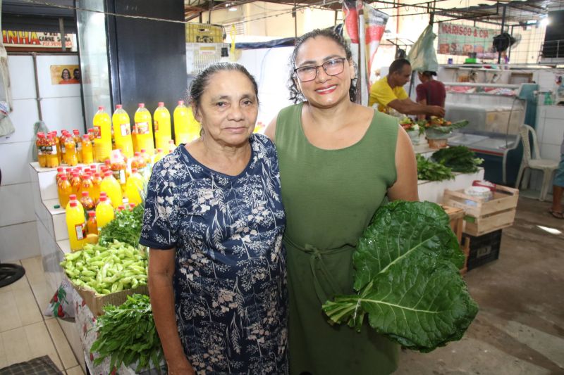 Entrega de equipamentos para os feirantes no mercado do Distrito Industrial