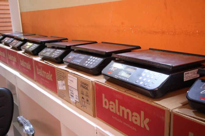Entrega de equipamentos para os feirantes no mercado do Distrito Industrial