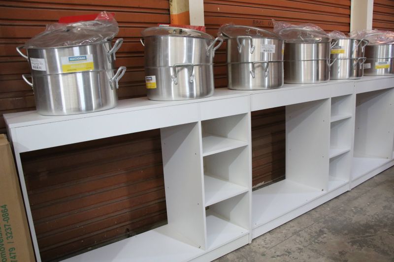Entrega de equipamentos para os feirantes no mercado do Distrito Industrial