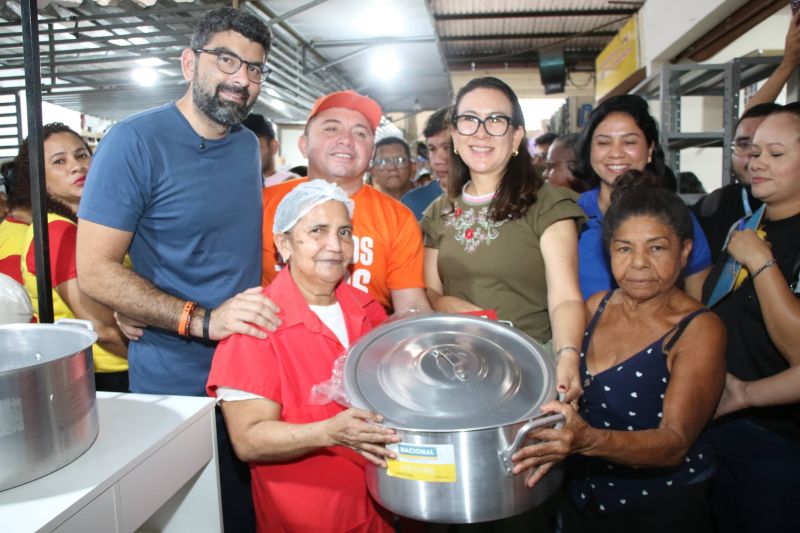 Entrega de equipamentos para os feirantes no mercado do Distrito Industrial
