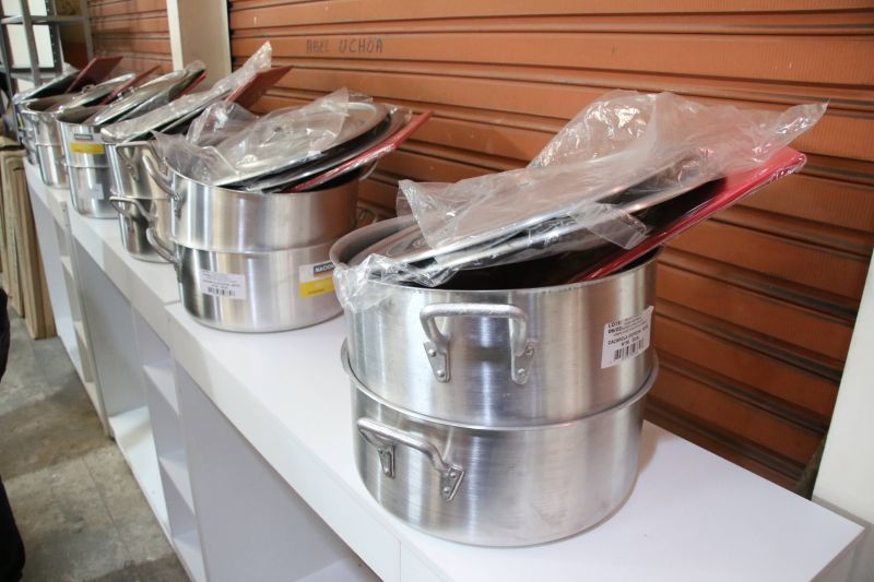 Entrega de equipamentos para os feirantes no mercado do Distrito Industrial