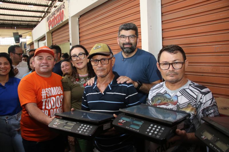 Entrega de equipamentos para os feirantes no mercado do Distrito Industrial