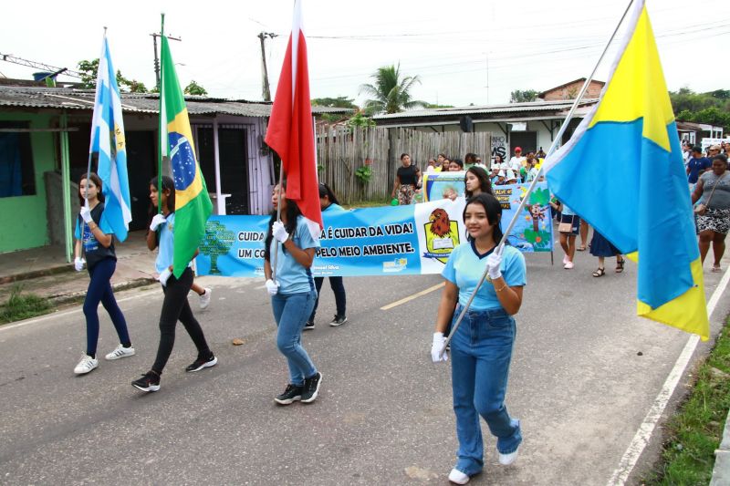 Desfile das escolas alusivo ao dia da Independência na EMEF Maria Estelita