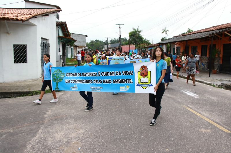 Desfile das escolas alusivo ao dia da Independência na EMEF Maria Estelita