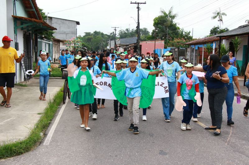 Desfile das escolas alusivo ao dia da Independência na EMEF Maria Estelita
