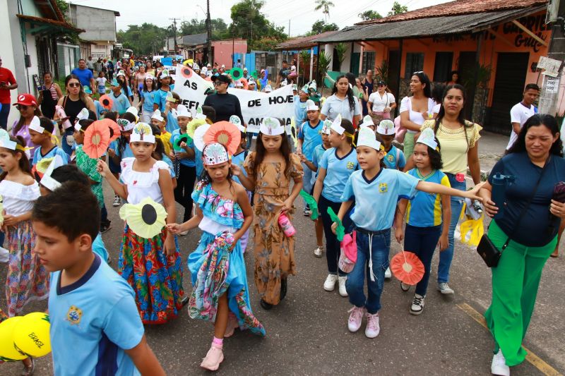 Desfile das escolas alusivo ao dia da Independência na EMEF Maria Estelita