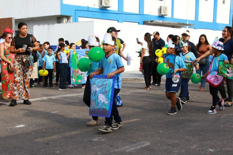 Desfile das escolas alusivo ao dia da Independência na EMEF Maria Estelita