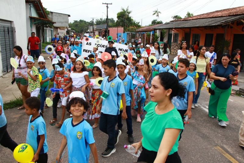 Desfile das escolas alusivo ao dia da Independência na EMEF Maria Estelita