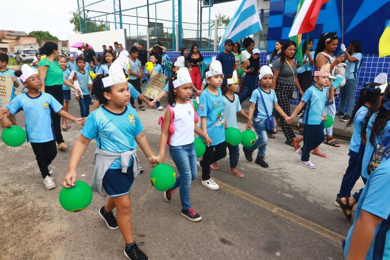 Desfile das escolas alusivo ao dia da Independência na EMEF Maria Estelita