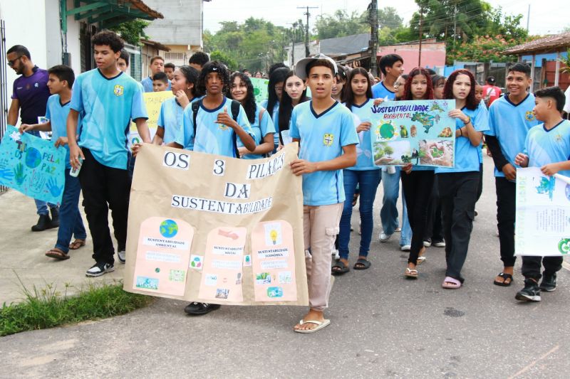 Desfile das escolas alusivo ao dia da Independência na EMEF Maria Estelita