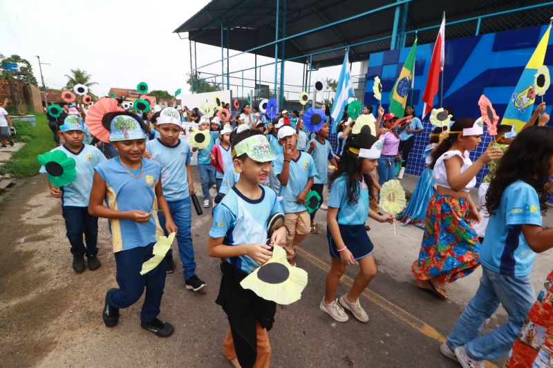 Desfile das escolas alusivo ao dia da Independência na EMEF Maria Estelita