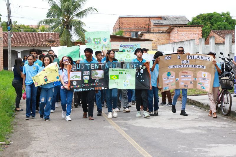 Desfile das escolas alusivo ao dia da Independência na EMEF Maria Estelita