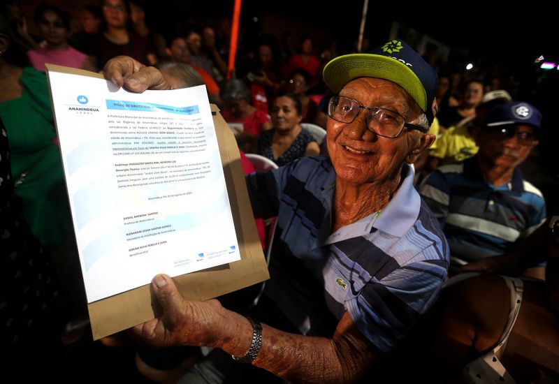 Entrega Títulos de Propriedades no conjunto Júlia Seffer