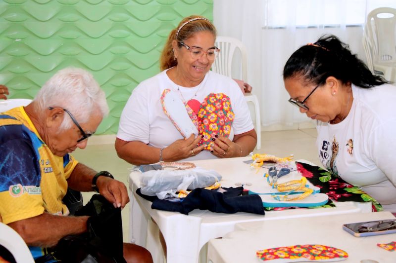 Curso de sandálias decoradas no salão de festas do condomínio Jardim Tropical na Br 316