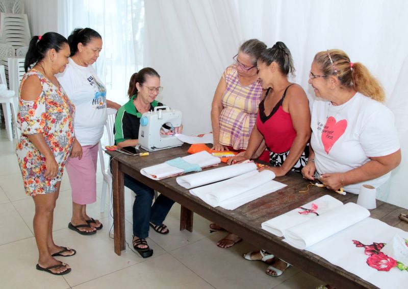 Curso de sandálias decoradas no salão de festas do condomínio Jardim Tropical na Br 316