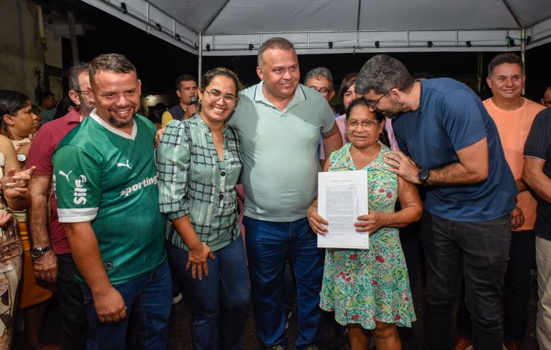 Entrega de Certidão de Imóveis para moradores da comunidade jardim Nova Vida no bairro 40 Horas