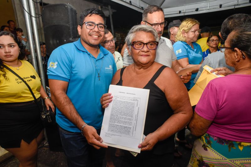 Entrega de Certidão de Imóveis para moradores da comunidade jardim Nova Vida no bairro 40 Horas