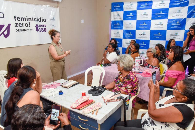Curso de sandálias decoradas na Secretaria da Mulher