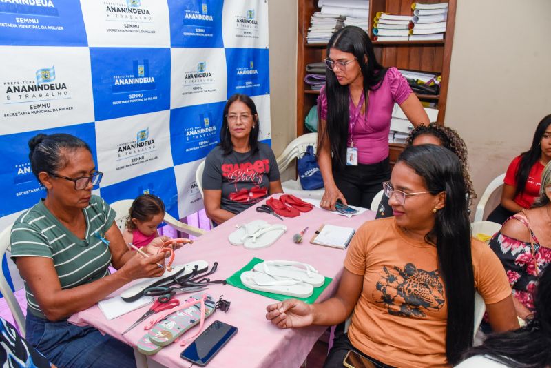 Curso de sandálias decoradas na Secretaria da Mulher