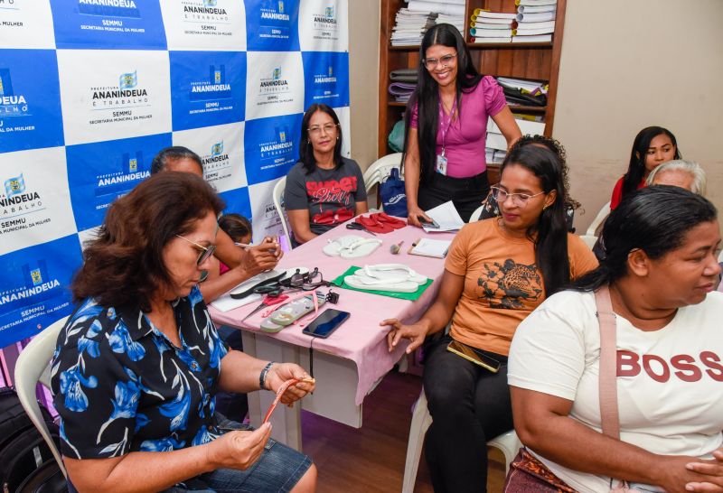Curso de sandálias decoradas na Secretaria da Mulher