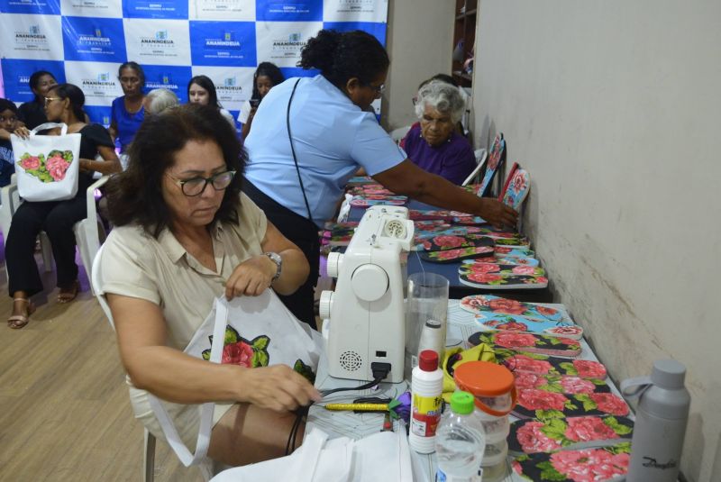 Entrega de certificados do curso sandálias decoradas na sala da Semmu