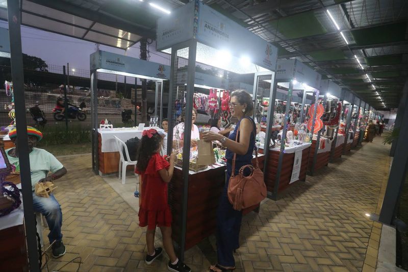 Entrega de certificados para alunos do curso Doces que Encantam na feira do Artesanato