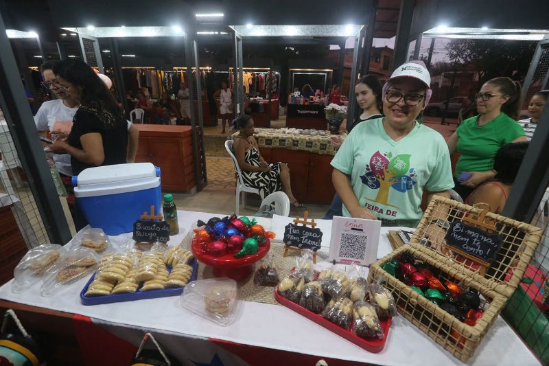 Entrega de certificados para alunos do curso Doces que Encantam na feira do Artesanato