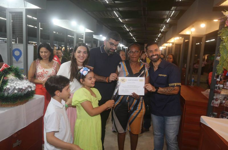 Entrega de certificados para alunos do curso Doces que Encantam na feira do Artesanato