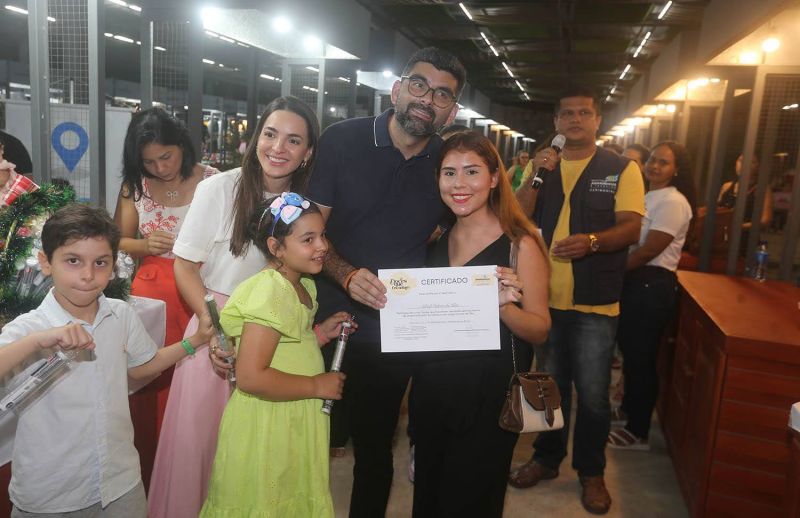 Entrega de certificados para alunos do curso Doces que Encantam na feira do Artesanato