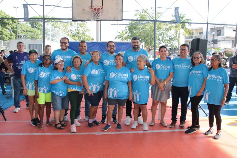 Entrega de camisas para alunos do Projeto Bom de Bola e Bom de Escola na Praça Tancredo Neves