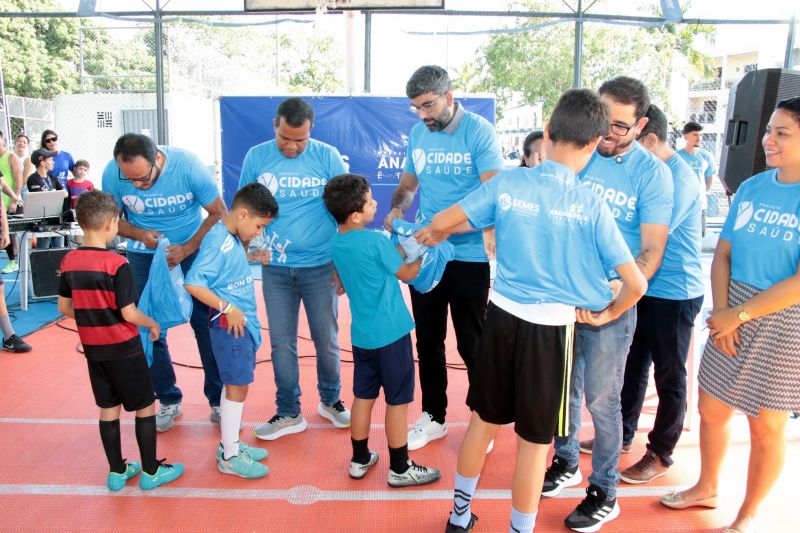 Entrega de camisas para alunos do Projeto Bom de Bola e Bom de Escola na Praça Tancredo Neves