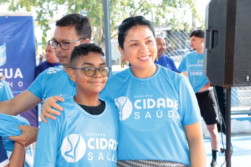 Entrega de camisas para alunos do Projeto Bom de Bola e Bom de Escola na Praça Tancredo Neves