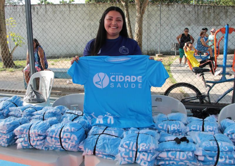 Entrega de camisas para alunos do Projeto Bom de Bola e Bom de Escola na Praça Tancredo Neves